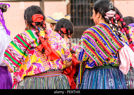 San Juan del Obispo, Guatemala - August 3, 2018: Die guatemaltekischen Volkstänzer in indigenen Kostüm in der Nähe der UNESCO-Weltkulturerbe von Antigua. Stockfoto