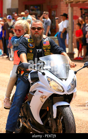 Männliche Combat Veterans Association Biker bei der jährlichen Doc Holiday Parade in Tombstone, Arizona Stockfoto