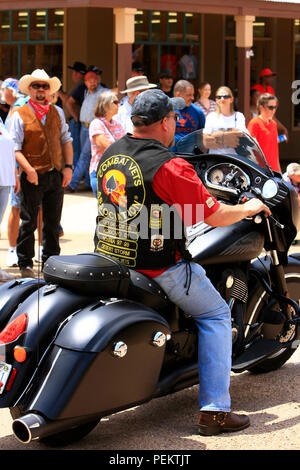 Männliche Combat Veterans Association Biker bei der jährlichen Doc Holiday Parade in Tombstone, Arizona Stockfoto