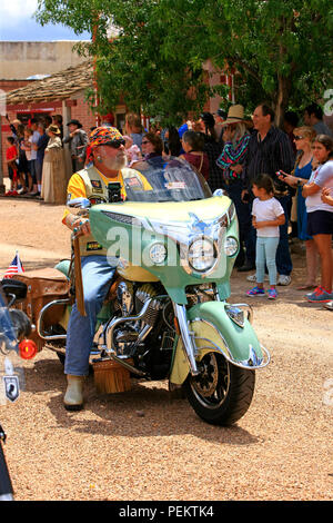 Männliche Combat Veterans Association Biker bei der jährlichen Doc Holiday Parade in Tombstone, Arizona Stockfoto