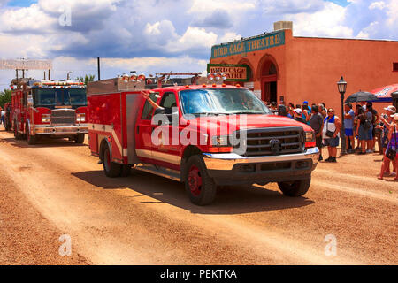 Tombstone Freiwillige Feuerwehr Abt. Fahrzeuge bei der jährlichen Doc Holiday Parade in Tombstone, Arizona Stockfoto