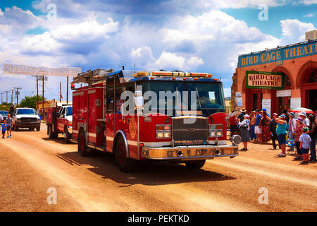 Tombstone Freiwillige Feuerwehr Abt. Fahrzeuge bei der jährlichen Doc Holiday Parade in Tombstone, Arizona Stockfoto