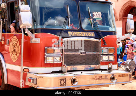 Tombstone Freiwillige Feuerwehr Abt. Fahrzeuge bei der jährlichen Doc Holiday Parade in Tombstone, Arizona Stockfoto