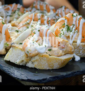 Pintxos, einem baskischen Spezialitäten, serviert in Bars eher wie Tapas Stockfoto