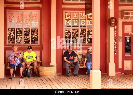 Menschen außerhalb Crystal Palace Saloon auf E Allen St in historischen Tombstone, Arizona Stockfoto