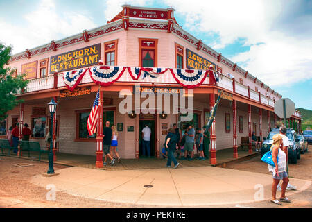 Menschen außerhalb der Longhorn Restaurant auf E Allen St in historischen Tombstone, Arizona Stockfoto