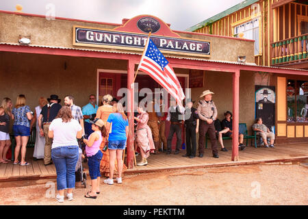 Menschen außerhalb der Schießerei Palace Saloon warten Dennis Quaid am Doc Holiday Event in Tombstone, AZ zu erfüllen Stockfoto