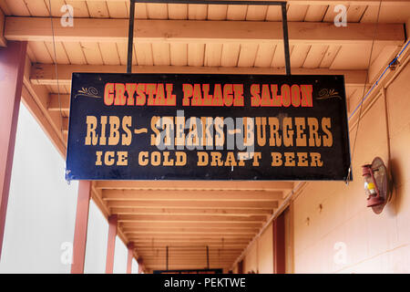 Overhead schwingen Zeichen außerhalb des Crystal Limousine auf der Ecke der E Allen und S 5 St in Tombstone, AZ Stockfoto