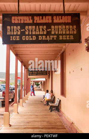 Overhead schwingen Zeichen außerhalb des Crystal Limousine auf der Ecke der E Allen und S 5 St in Tombstone, AZ Stockfoto