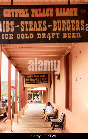 Overhead schwingen Zeichen außerhalb des Crystal Limousine auf der Ecke der E Allen und S 5 St in Tombstone, AZ Stockfoto