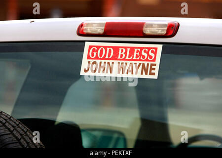 Gott segne John Wayne Autoaufkleber auf der Heckscheibe eines Lkw in Tombstone, Arizona gesehen Stockfoto