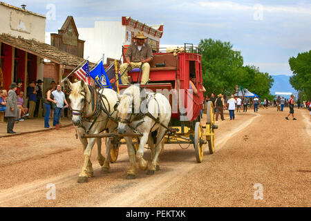 Stagecoach Stadtauswärts von E Allen St in historischen Tombstone, Arizona Stockfoto