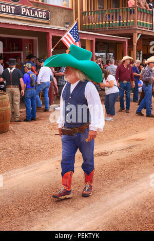 Cowboy Clown mit leuchtend roten Stiefeln und einem riesigen grünen Stetson bei der jährlichen Doc Holiday Event in Tombstone, Arizona Stockfoto