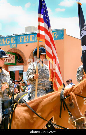 Der Grabstein JTOTC gelbe Jacke Bataillon Fahrt in der jährlichen Doc Holiday Parade in Tombstone, Arizona Stockfoto