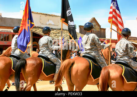 Der Grabstein JTOTC gelbe Jacke Bataillon Fahrt in der jährlichen Doc Holiday Parade in Tombstone, Arizona Stockfoto