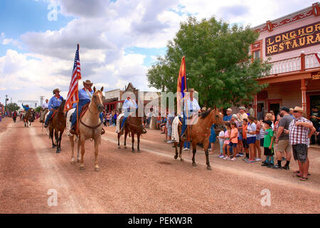 Reiter der Pony Express bei der jährlichen Doc Holiday Parade in Tombstone, Arizona Stockfoto