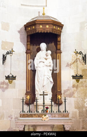 Italien Sizilien Syrakus Siracusa Ortygia barocken Dom Templo di Minerva Kathedrale der Hl. Bischof Zosimo Apsis Kirchenschiff statue Santa Maria mit Kind gebaut Stockfoto