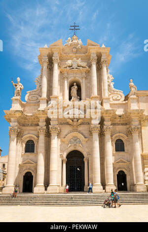 Italien Sizilien Syrakus Siracusa Ortygia Piazza Duomo barocken Dom Templo di Minerva Kathedrale der Hl. Bischof Zosimo Fassade Detail Säulen Stockfoto