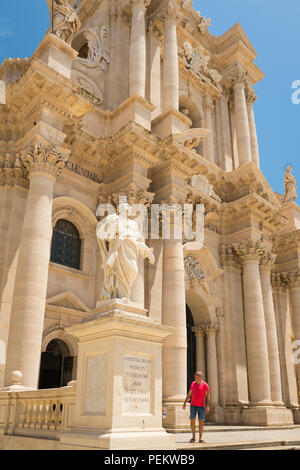 Italien Sizilien Syrakus Siracusa Ortygia Piazza Duomo barocken Dom Templo di Minerva Kathedrale der Hl. Bischof Zosimo Fassade Detail Säulen Statue Stockfoto