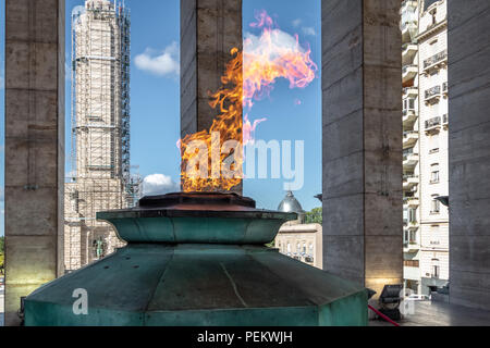 Die Flamme der nationalen Flagge Memorial (Monumento Nacional a la Bandera) - Rosario, Santa Fe, Argentinien Stockfoto