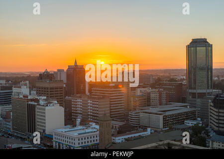 Ein Sonnenuntergang ist das Stadtbild von Harare, Simbabwe gesehen. Stockfoto