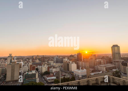 Ein Sonnenuntergang ist das Stadtbild von Harare, Simbabwe gesehen. Stockfoto