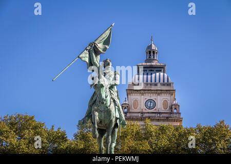 San Martin Statue und Uhrturm von Rosario University Law School Gebäude an der Plaza San Martin Square - Rosario, Santa Fe, Argentinien Stockfoto