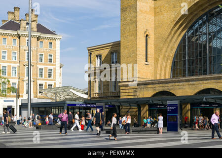 Äußere plaza von Kings Cross Bahnhof an einem sonnigen Morgen Sommer mit außerhalb von Menschen zu Fuß, London, UK Stockfoto