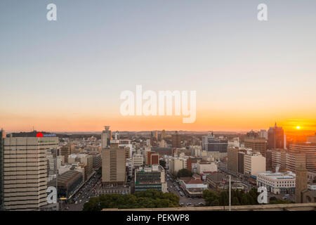 Ein Sonnenuntergang ist das Stadtbild von Harare, Simbabwe gesehen. Stockfoto