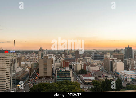 Ein Sonnenuntergang ist das Stadtbild von Harare, Simbabwe gesehen. Stockfoto