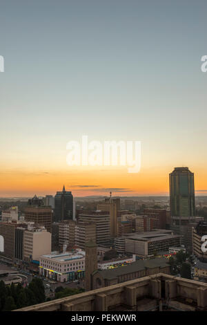 Ein Sonnenuntergang ist das Stadtbild von Harare, Simbabwe gesehen. Stockfoto