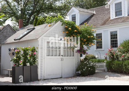 Freistehende, freistehende, Geschuppt Garage oder mit einem Oberlicht neben einem Haus auf Cape Cod, Massachusetts. Stockfoto