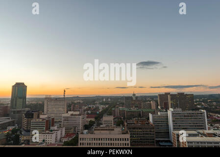 Ein Sonnenuntergang ist das Stadtbild von Harare, Simbabwe gesehen. Stockfoto