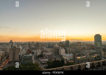 Ein Sonnenuntergang ist das Stadtbild von Harare, Simbabwe gesehen. Stockfoto