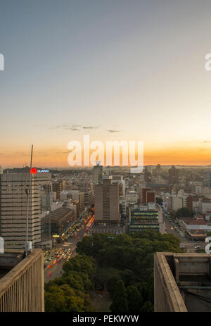 Ein Sonnenuntergang ist das Stadtbild von Harare, Simbabwe gesehen. Stockfoto