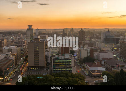 Ein Sonnenuntergang ist das Stadtbild von Harare, Simbabwe gesehen. Stockfoto