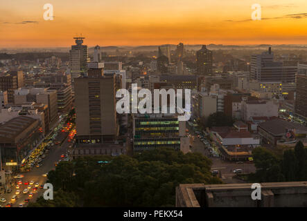 Ein Sonnenuntergang ist das Stadtbild von Harare, Simbabwe gesehen. Stockfoto