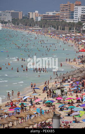 Allgemeine Ansicht über das touristische Strand von El Arenal auf der spanischen Insel Mallorca.