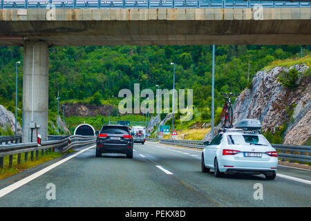 Autobahn A 1, Nähe von Zadar, Kroatien, 1. Juli 2018: die Autobahn A1 in Kroatien von Zagreb nach Split und Adria eine der meistbefahrenen Autobahnen während Stockfoto