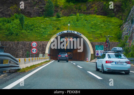 Autobahn A1 Nähe von Zadar, Kroatien, 1. Juli 2018: Eingang zum Tunnel Sveti Rok auf kroatischen Autobahn A1 zwischen Zagreb und Zadar. Stockfoto