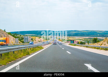 Autobahn A1 Nähe von Zadar, Kroatien, 1. Juli 2018: die Autobahn A1 in Kroatien von Zagreb nach Split und Adria eine der meistbefahrenen Autobahnen während Stockfoto