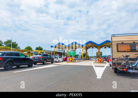 Autobahn A1 Nähe von Zadar, Kroatien, 1. Juli 2018: die Warteschlange auf der Autobahn Maut station Maslenica in der Nähe von Zadar, Kroatien Stockfoto