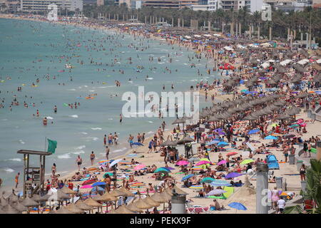 Allgemeine Ansicht über das touristische Strand von El Arenal auf der spanischen Insel Mallorca.