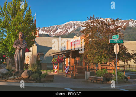 Hauptstraße in Joseph, Oregon mit den schneebedeckten Wallowa Mountains. Stockfoto