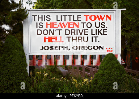 Hauptstraße in Joseph, Oregon mit den schneebedeckten Wallowa Mountains. Stockfoto