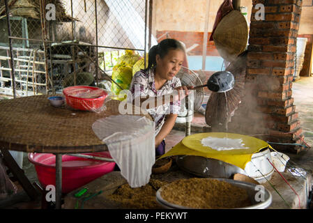 Auf dem Mekong-Delta in einem kleinen Dorf eine Demonstration von papierdünnen Reispapierverpackungen, Vietnam. Stockfoto