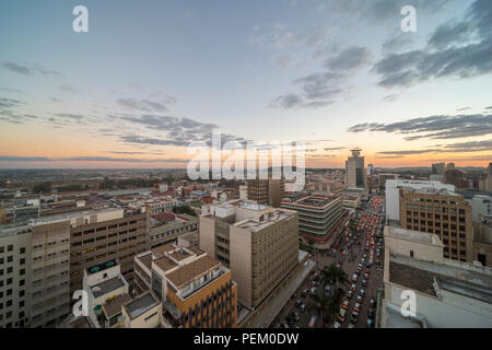 Ein Sonnenuntergang ist das Stadtbild von Harare, Simbabwe gesehen. Stockfoto