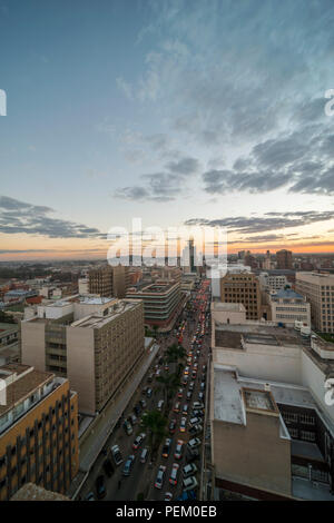 Ein Sonnenuntergang ist das Stadtbild von Harare, Simbabwe gesehen. Stockfoto