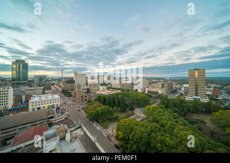 Ein Sonnenuntergang ist das Stadtbild von Harare, Simbabwe gesehen. Stockfoto