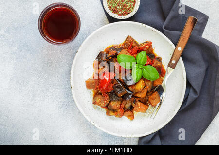 Caponata ist ein traditionelles sizilianisches Gericht. Eintopf mit Gemüse - Auberginen, Tomaten, Zwiebeln, Basilikum und Oliven mit Gewürzen und Gewürzen. Selektiver Fokus Stockfoto